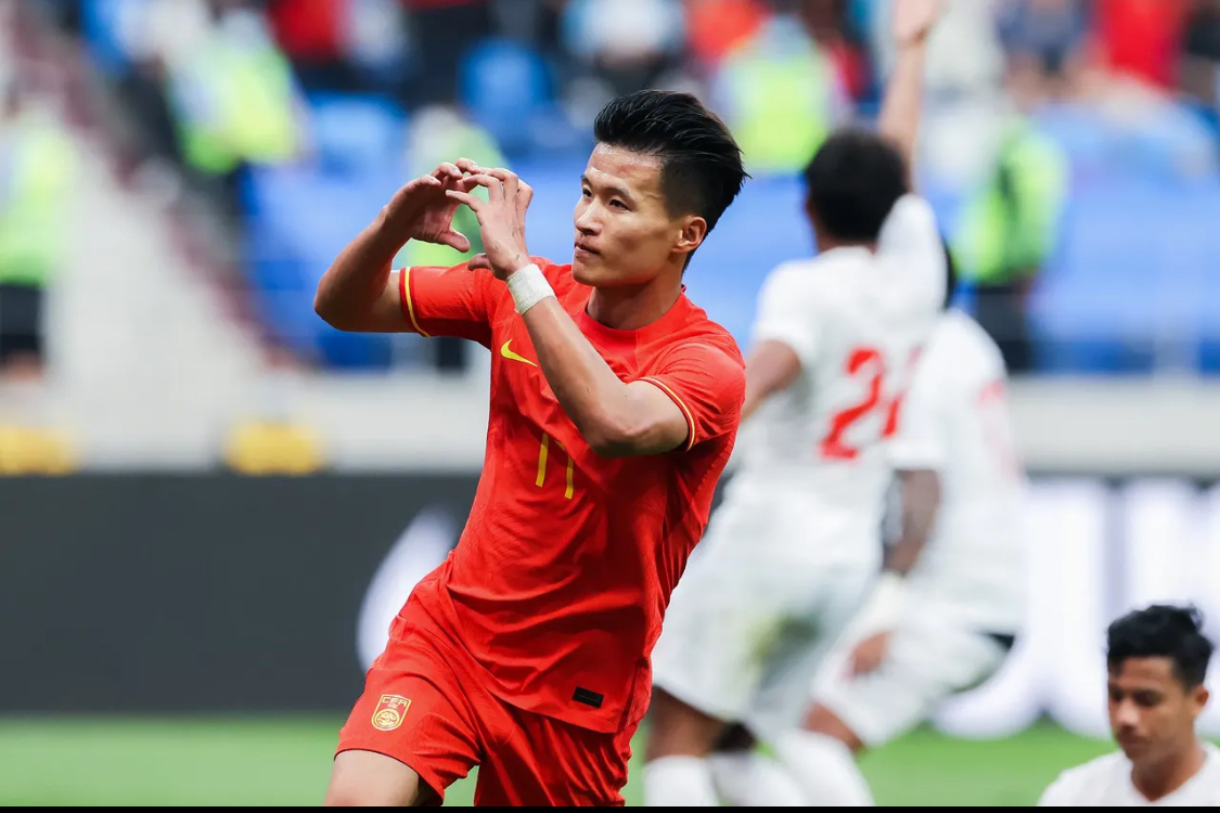 足球比赛将掀起轰动，球员们斗志昂扬！