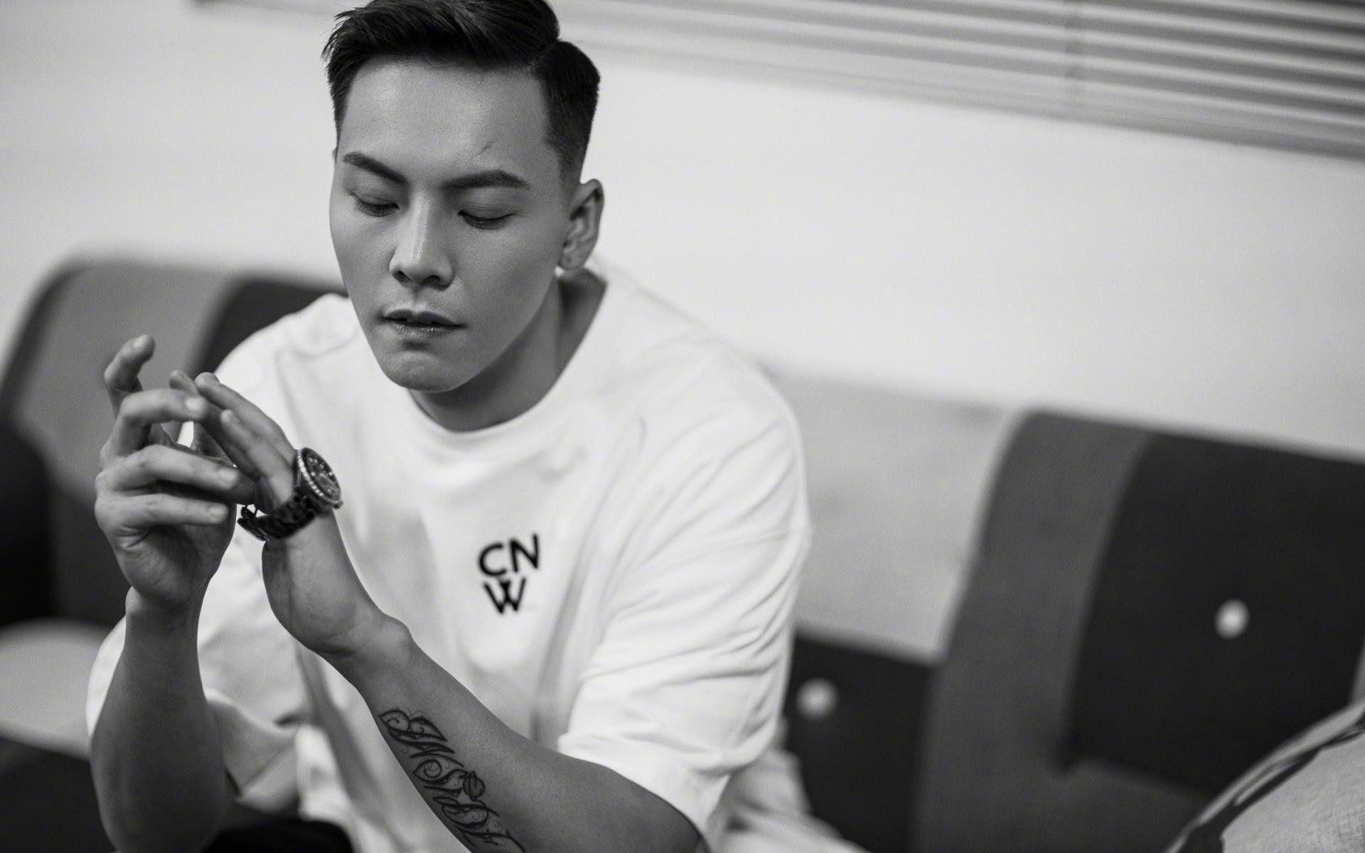 双星闪耀全球夜,鹈鹕险胜北京展韧性,伦纳德世界杯舞台接管比赛